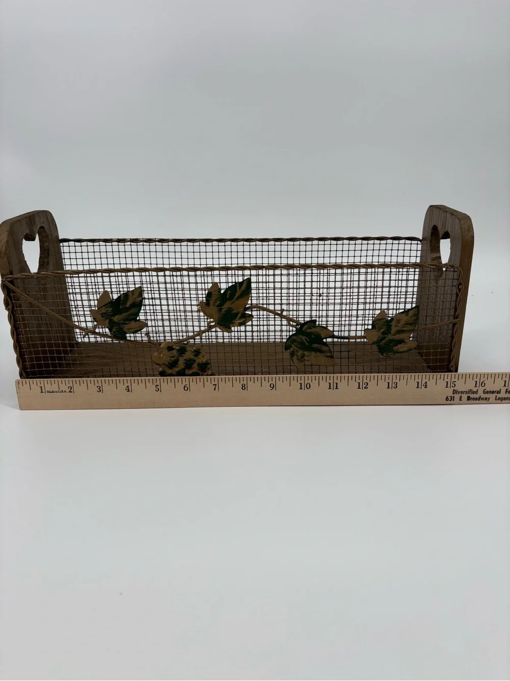 Vtg Country Farmhouse Wire Mesh Basket Wood Heart Wall Pocket Spice Rack Planter
